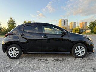 2021 Toyota Yaris IV, чёрный, 1299000 рублей, вид 3