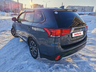 2018 Mitsubishi Outlander III Рестайлинг 2, серый, 1530000 рублей, вид 4