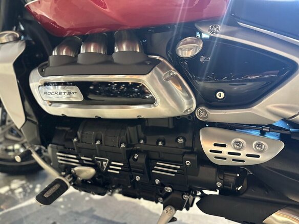 2023 Triumph Rocket 3, красный, 2990000 рублей - вид 22