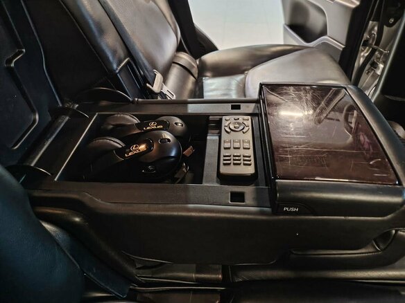 2012 Lexus LX 570 III Рестайлинг, серебристый, 4580000 рублей - вид 28
