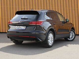 2021 Volkswagen Touareg III, чёрный, 6200000 рублей, вид 2