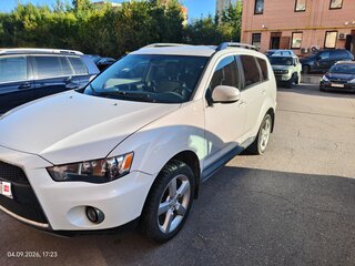2011 Mitsubishi Outlander II Рестайлинг, белый, 1050000 рублей, вид 1