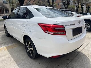 2022 Toyota Yaris IV, белый, 1350000 рублей, вид 3