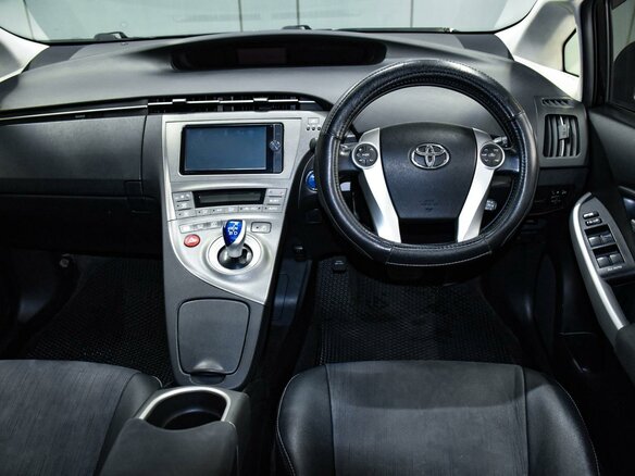 2013 Toyota Prius III Рестайлинг (XW30), фиолетовый - вид 14