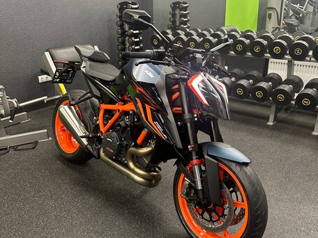 2022 KTM 1290 Super Duke R, оранжевый, 1270000 рублей, вид 3