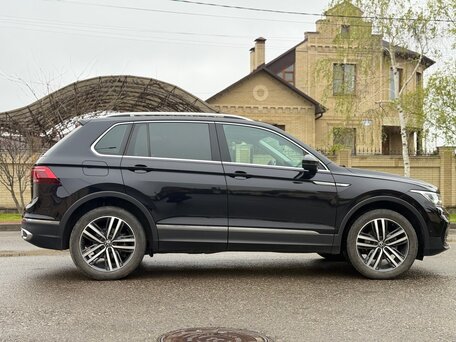 2021 Volkswagen Tiguan II Рестайлинг, чёрный, 3500000 рублей, вид 2