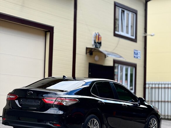 2021 Toyota Camry VIII (XV70) Рестайлинг, чёрный, 2350000 рублей - вид 3