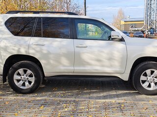 2019 Toyota Land Cruiser Prado 150 Series Рестайлинг 2, белый, 3950000 рублей, вид 3