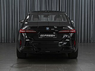 2025 BMW 5 серии Long 530Li xDrive VIII (G60/G61/G68), чёрный, 8373000 рублей, вид 4