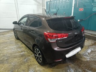 2017 Kia Rio III Рестайлинг, коричневый, 850000 рублей, вид 5