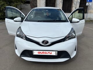 2016 Toyota Vitz III (XP130) Рестайлинг, белый, 850000 рублей, вид 1
