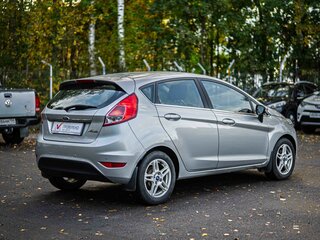 2016 Ford Fiesta Mk6 Рестайлинг, серебристый, 630000 рублей, вид 2