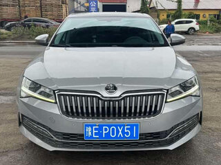 2023 Skoda Superb III Рестайлинг, серебристый, 1571000 рублей, вид 2