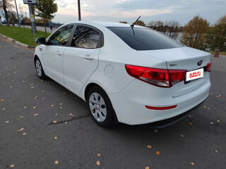 2016 Kia Rio III Рестайлинг, белый, 1140000 рублей, вид 4
