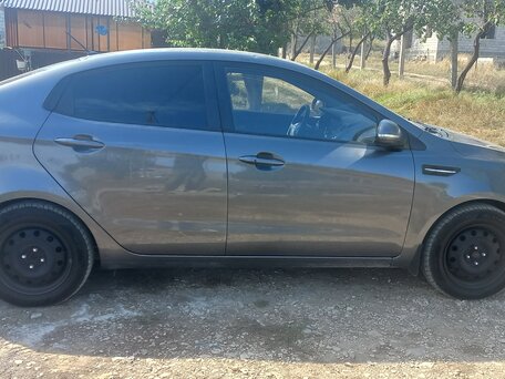 2013 Kia Rio 4-speed III, серый, 870000 рублей, вид 3