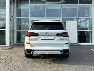 2020 BMW X5 40i IV (G05/G18), белый, 5850000 рублей, вид 4