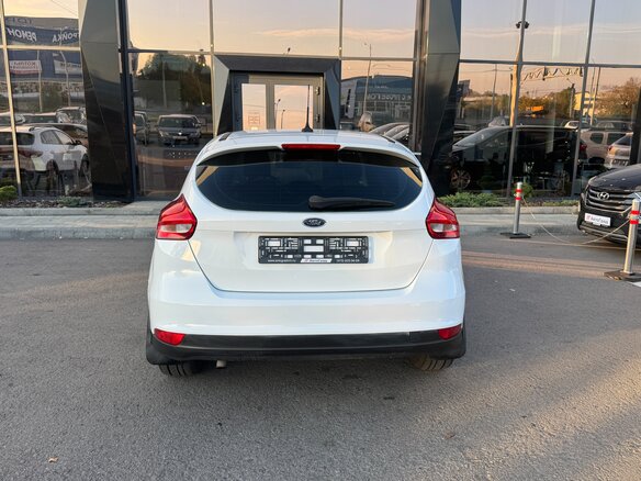 2017 Ford Focus III Рестайлинг, белый, 1100000 рублей - вид 4