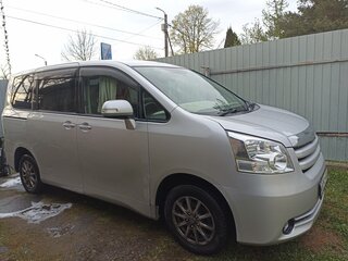 2010 Toyota Noah II (R70), серебристый, 980000 рублей, вид 3