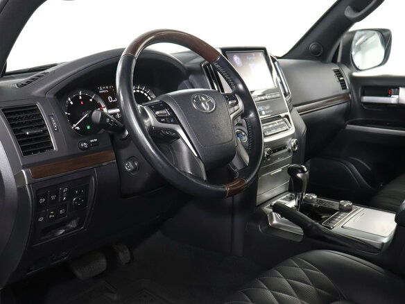 2017 Toyota Land Cruiser 200 Series Рестайлинг 2, белый - вид 12
