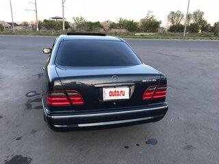 2002 Mercedes-Benz E-Класс 320 II (W210, S210) Рестайлинг, чёрный, 1800000 рублей, вид 4