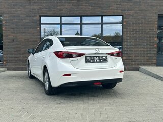 2018 Mazda 3 III (BM) Рестайлинг, белый, 2000000 рублей, вид 3