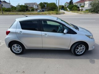 2011 Toyota Vitz III (XP130), серый, 695000 рублей, вид 5