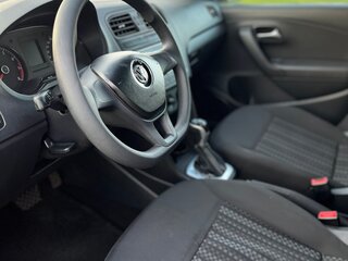 2018 Volkswagen Polo V Рестайлинг, белый, 630000 рублей, вид 5