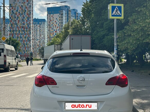 2011 Opel Astra J, белый, 620000 рублей - вид 4