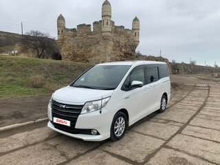 2016 Toyota Noah III (R80), белый, 1950000 рублей, вид 1