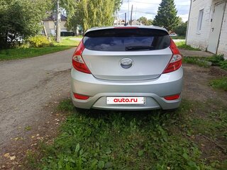 2013 Hyundai Solaris I, серебристый, 800000 рублей, вид 3