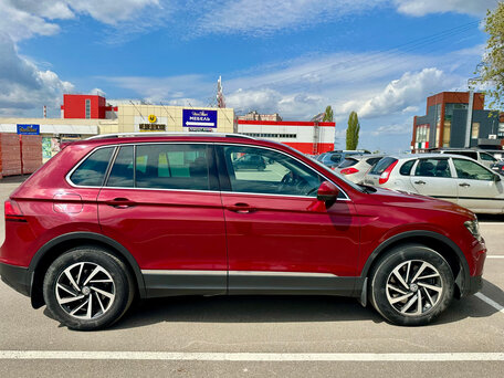 2018 Volkswagen Tiguan II, пурпурный, 2590000 рублей, вид 4