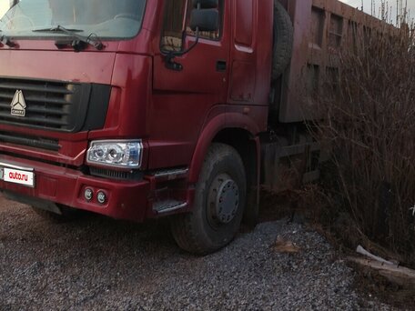 2012 Sinotruk Howo ZZ3327, красный, 3000000 рублей, вид 2