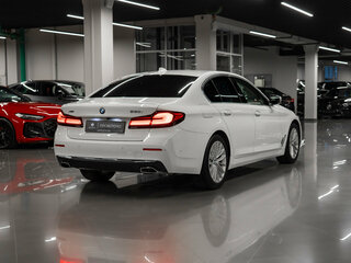 2022 BMW 5 серии 530i xDrive VII (G30/G31/G38) Рестайлинг, белый, 6250000 рублей, вид 4