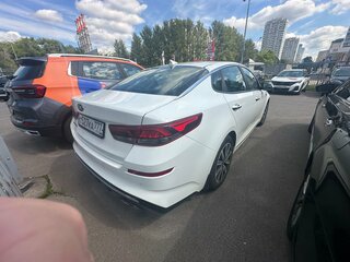 2020 Kia Optima IV Рестайлинг, белый, 1945000 рублей, вид 3