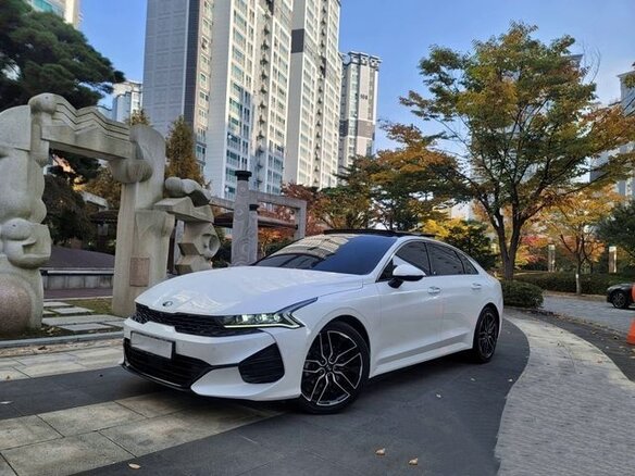 2023 Kia K5 III, белый - вид 1