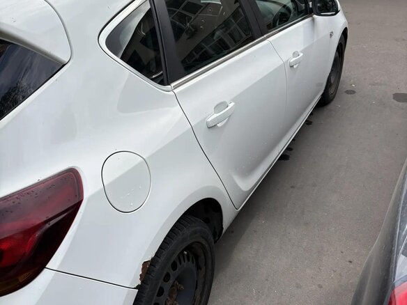 2011 Opel Astra J, белый - вид 4