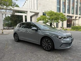 2021 Volkswagen Golf VIII, серый, 1560000 рублей, вид 3
