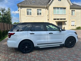 2017 Ford Explorer V Рестайлинг, белый, 3000000 рублей, вид 4