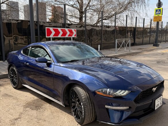 2018 Ford Mustang VI Рестайлинг, синий, 2790000 рублей - вид 2