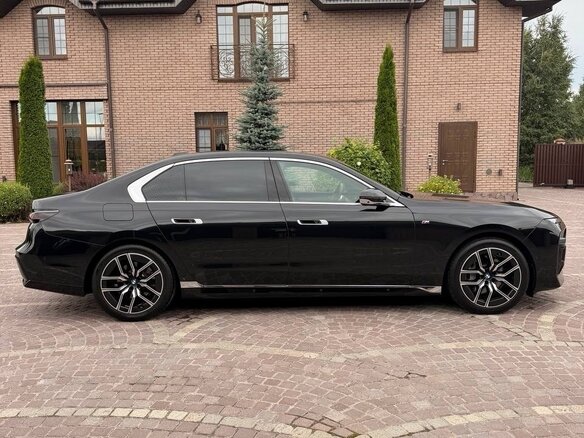 2024 BMW 7 серии 740i xDrive VII (G70), чёрный, 13350000 рублей - вид 6