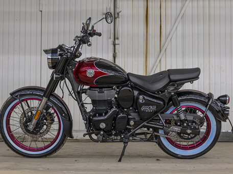 2026 Royal Enfield Classic 350, красный, 528000 рублей, вид 2