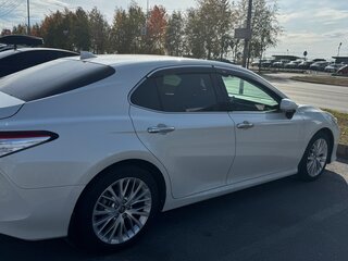 2019 Toyota Camry VIII (XV70), белый, 3350000 рублей, вид 2