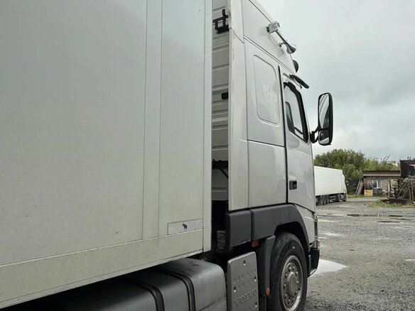 1999 Volvo FH, белый, 5000000 рублей - вид 2
