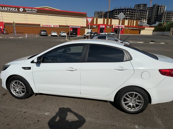 2013 Kia Rio 4-speed III, белый, 880000 рублей - вид 7