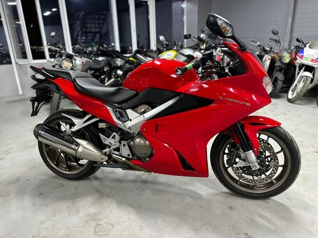 2014 Honda VFR 800, красный, 775000 рублей, вид 2