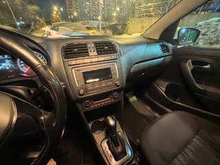 2018 Volkswagen Polo V Рестайлинг, белый, 1000000 рублей, вид 4