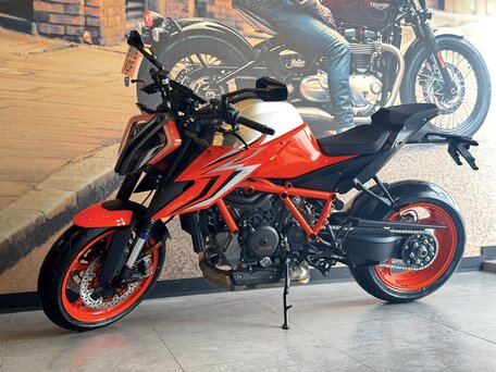 2022 KTM 1290 Super Duke R Evo, оранжевый, 1690000 рублей, вид 2