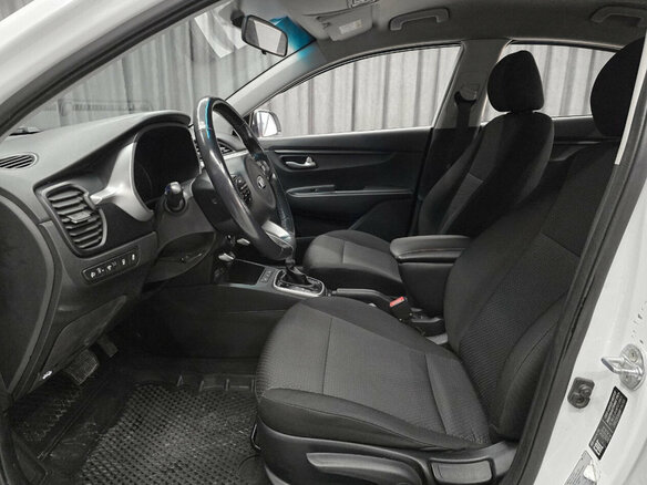 2020 Kia Rio IV Рестайлинг, белый, 980000 рублей - вид 5