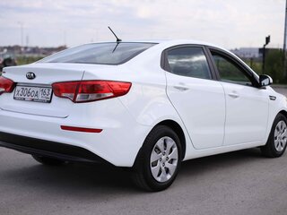 2016 Kia Rio III Рестайлинг, белый, 988000 рублей, вид 5