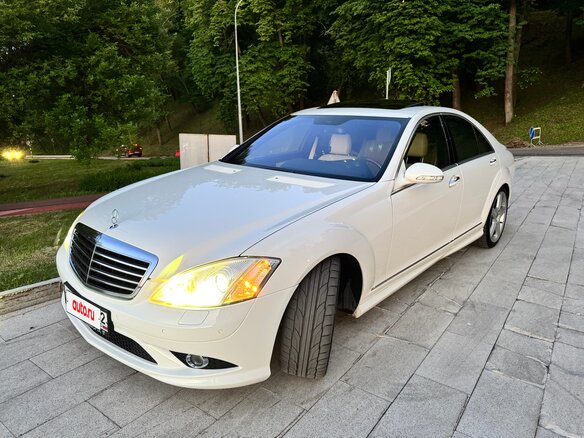 2008 Mercedes-Benz S-Класс 500 V (W221), белый, 2100000 рублей - вид 1